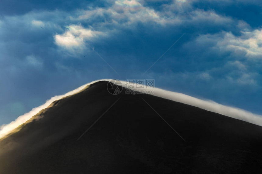 晨雾中兰萨罗特岛蒂曼法亚地区的火山顶部图片