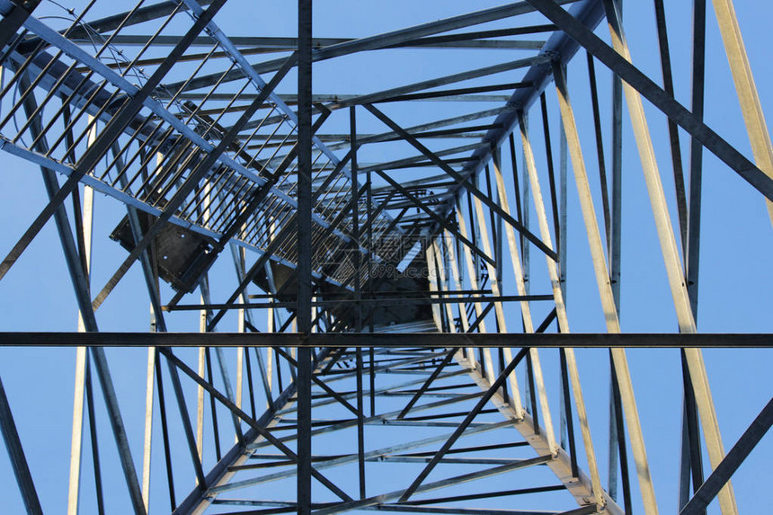 大型金属结构塔对准蓝天的蓝色天图片