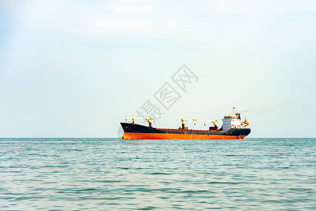 船舶进入海港装载或卸载货物并图片