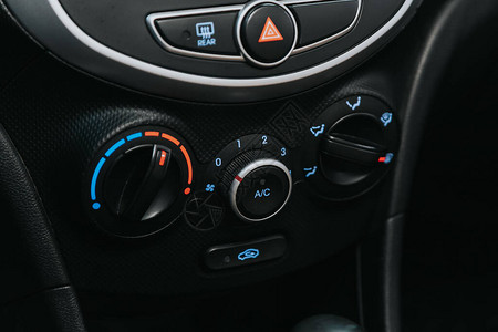 带空调按钮的带气候控制视图的仪表汽车面板图片