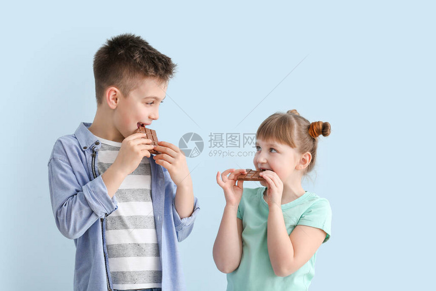 小可爱的孩子吃巧克力彩色背图片