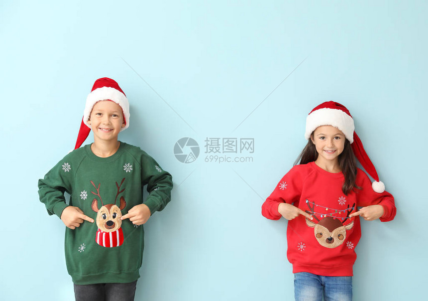 穿着圣诞毛衣的小孩和穿彩色背图片