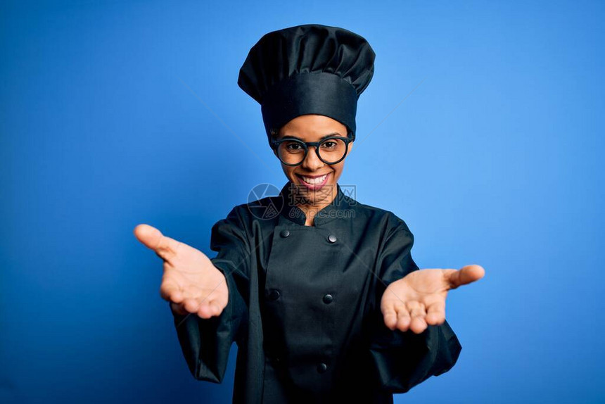 身穿厨师制服的年轻非洲女厨师图片