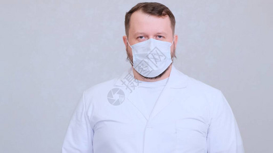 男戴防护面具和白衬衫看镜头闭合式卫生概念防止细菌和细菌传播图片