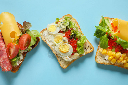 彩色背景上的美味三明治图片