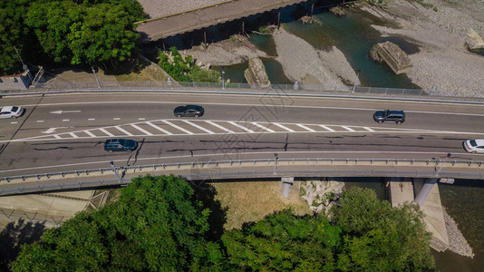 空中最高视线无人驾驶飞机拍摄了桥上汽车与桥上公路图像运输背图片