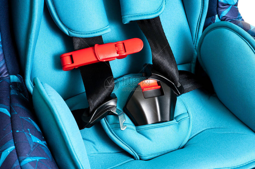 蓝色儿童安全座椅的特写细节图片