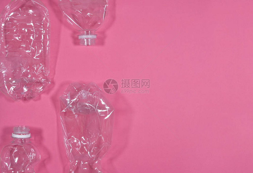 粉红背景隔离的塑料瓶子图片