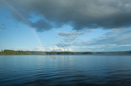夏日瑞典湖上的彩虹和雨背景图片