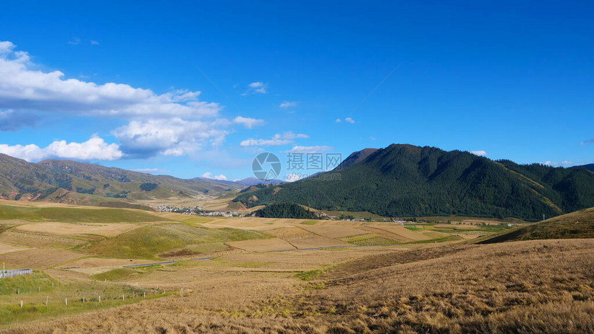 青海吉利安山景色地区草原山的美丽图片