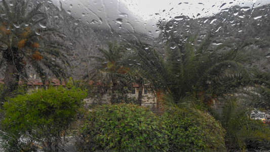 挡风玻璃上的雨滴外面下雨图片