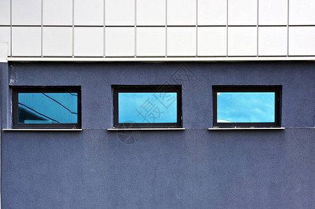 三个小窗户蓝色墙上的天空在现代建筑图片