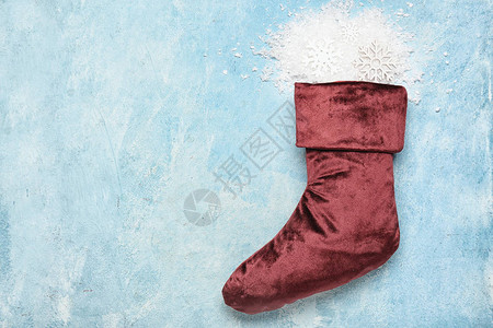 彩色背景上带雪的圣诞袜图片