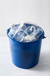 清洁的可回收塑料瓶集装箱垃圾桶中的杯子废物管背景图片