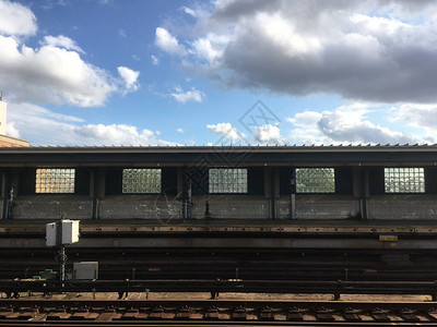 纽约市空荡的高架地铁站台图片
