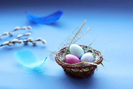 复活节快乐装饰篮子配彩蛋图片