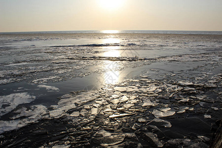 美丽的冰湖和寒冷冬天的太阳白湖照片水库里的水结冰了浮冰又薄白夕阳在浮背景图片