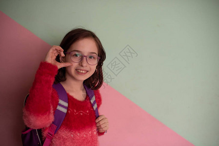 9岁的女学生在学校戴眼镜认真对待的学生现代儿童一个9岁的女孩小学四年级一个岁女孩的画像女学背景图片