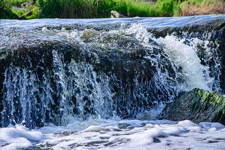 小河瀑布上冒泡的水背景图片