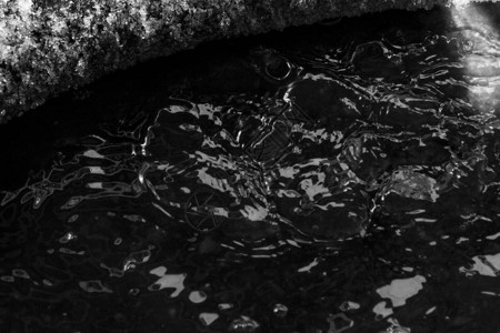 黑暗中水喷发一滴水飘来去无重水分图片
