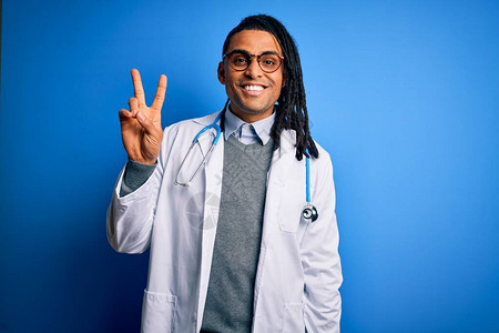 年轻的非洲裔美国医生留着长发绺图片