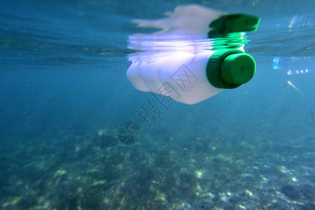 海中漂浮的塑料瓶在水背景图片