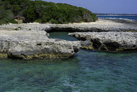 风景如画的海景有白色的岩石峭壁和海湾图片