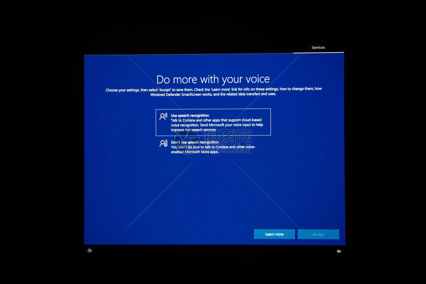 在新的PC工作站上安装和激活MicrosoftWindows更新后的数字屏幕使用语图片