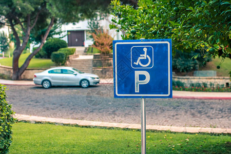 残疾人停车或轮椅停车标志在街边停车处图片