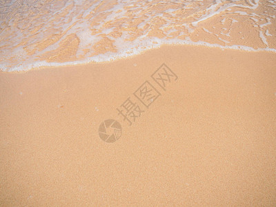 黄沙上的白海泡沫图片