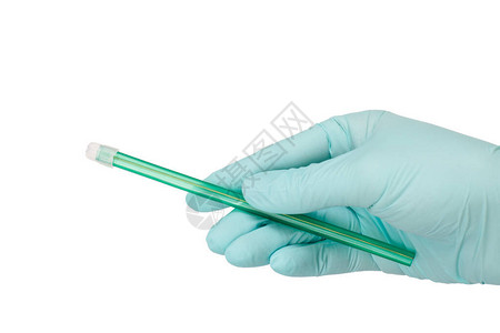 牙医手握着绿色乳胶手套和唾液喷射器在白色孤立背景上图片