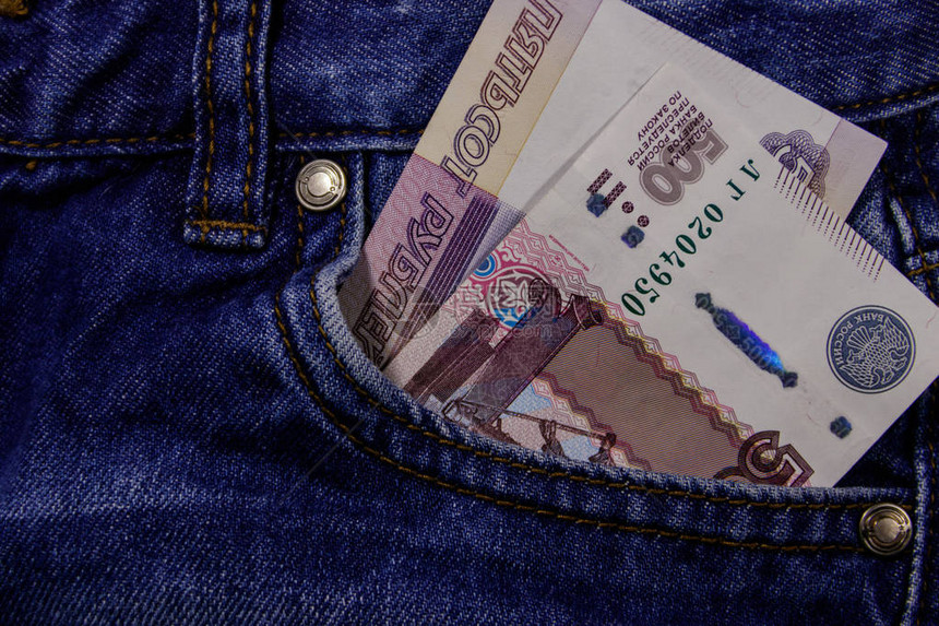 五百块俄罗斯卢布钞票在蓝图片