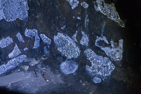 洞穴的墙壁与岩石和银色矿物背景图片