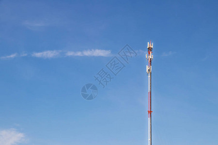 蓝天白云背景电信塔卫星杆通信技术图片
