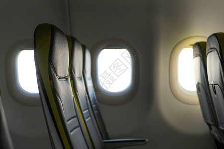 商业飞行中飞机空座位排图片