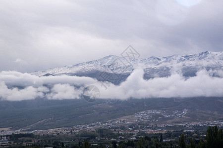从山谷看山上的第一场雪图片