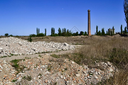 一座废弃的拆除旧厂房的废墟图片