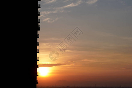 夕阳背景天空的培根建筑剪影艺术图片