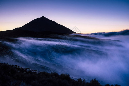 美丽的雾山户外自然景观图片