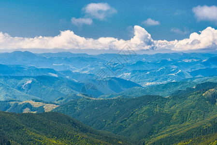 蓝天白云青山绿水背景图片