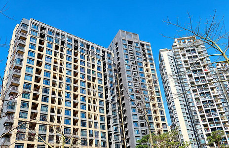 蓝天背景下深圳春天的住宅摩天大楼图片