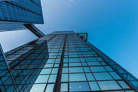 仰望一座高大的玻璃钢高层建筑背景图片
