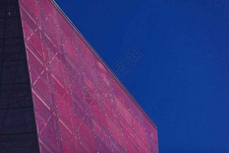 现代城市建筑红色办公玻璃图片