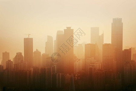 重庆城市建筑和雾中图片