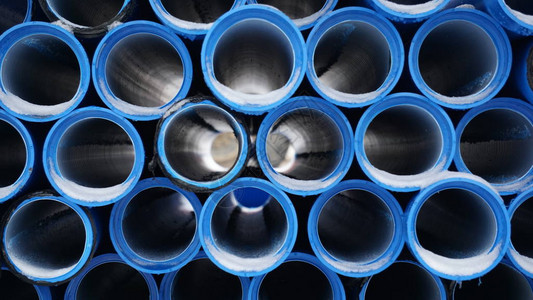 蓝黑色聚丙烯管堆成一堆背景图片