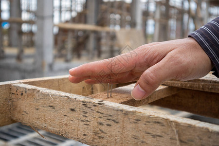 建筑工手在房屋建筑工地钉指甲图片