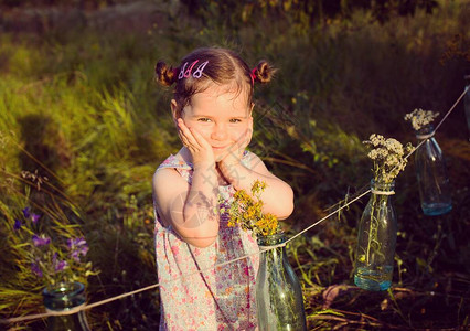 夏日可爱的幼儿女孩穿着花裙装背景图片