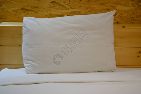 酒店床上的白色绗缝枕头背景图片