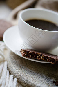咖啡杯加牛奶和巧克力饼干图片