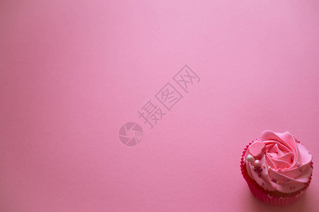 生日或婚礼甜点加奶油粉红糕图片